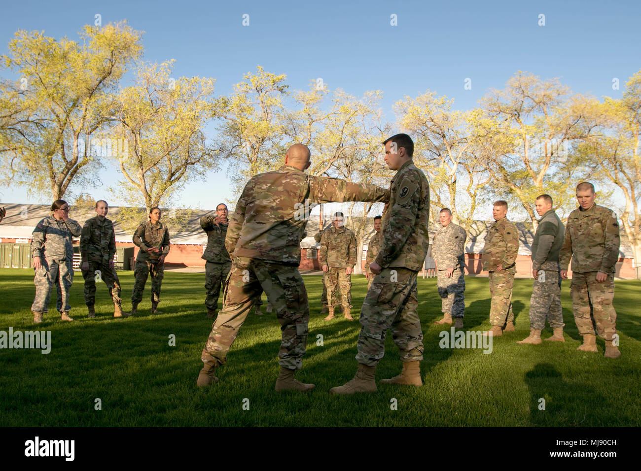 Des soldats de la réserve de l'armée américaine avec la 96e Brigade de soutien participer à la formation pendant la formation de combat combatives, assemblée générale le 22 avril 2018, à Salt Lake City, Utah. Banque D'Images