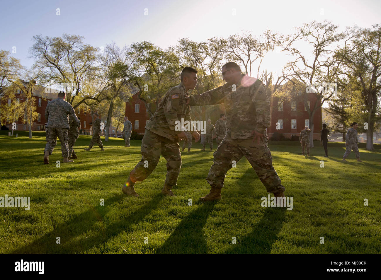 Des soldats de la réserve de l'armée américaine avec la 96e Brigade de soutien participer à la formation pendant la formation de combat combatives, assemblée générale le 22 avril 2018, à Salt Lake City. Banque D'Images