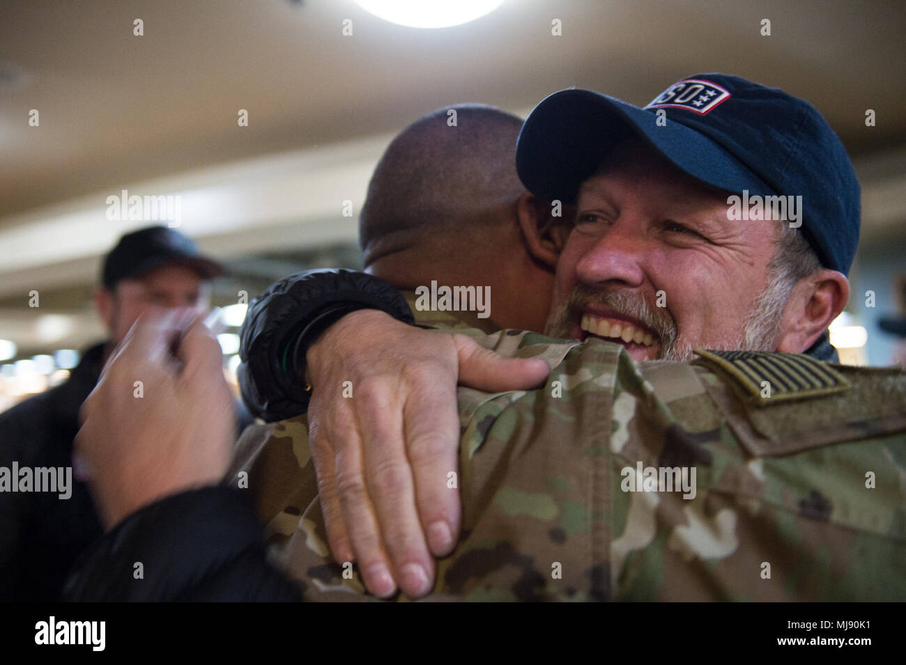 Artiste de la musique country et l'ancien militaire Craig Morgan accueille un ami de longue date ayant avant le déjeuner avec les membres du service et de remercier à Osan Air Base, République de Corée ; la deuxième étape de l'assemblée annuelle de l'USO Tour Vice-président, le 22 avril 2018. Le comédien Jon Stewart, de musique country Craig Morgan, célèbre chef Robert Irvine, combattants professionnels Max "béni" Holloway et Paige VanZant, Légende de la NBA et Richard "Rip' Hamilton va rejoindre le général Selva sur une tournée à travers le monde comme ils visitent les membres en service à l'étranger pour les remercier de leur service et sacrifice. (DoD Photo par le sgt de l'armée américaine. James Banque D'Images