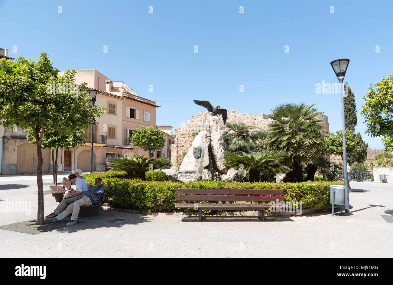 Alcudia, Mallorca, Espagne. Statue d'un empereur Carlos V près de la Moll Gate dans le vieux quartier Banque D'Images