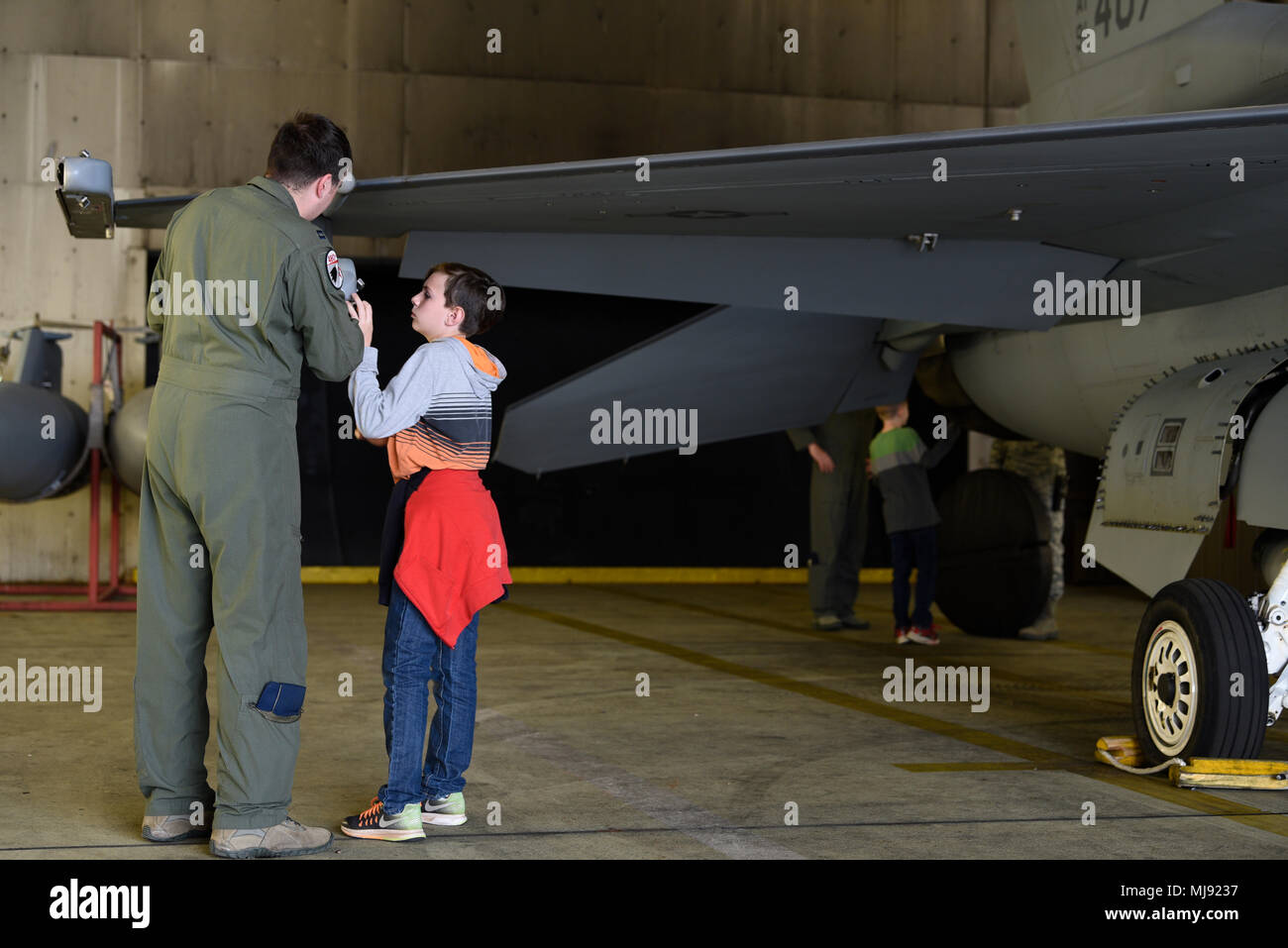 Le Capitaine Michael O'Donnell, gauche, 480e Escadron de chasse pilote, parle du F-16 Fighting Falcon avec Matthew Vasquez, droite, tout en participant à la création d'ombre journée à Spangdahlem Air Base, Allemagne, le 23 avril 2018. L'événement a coïncidé avec le mois de l'enfant militaire. (U.S. Photo de l'Armée de l'air par le sergent. Jonathan Snyder) Banque D'Images