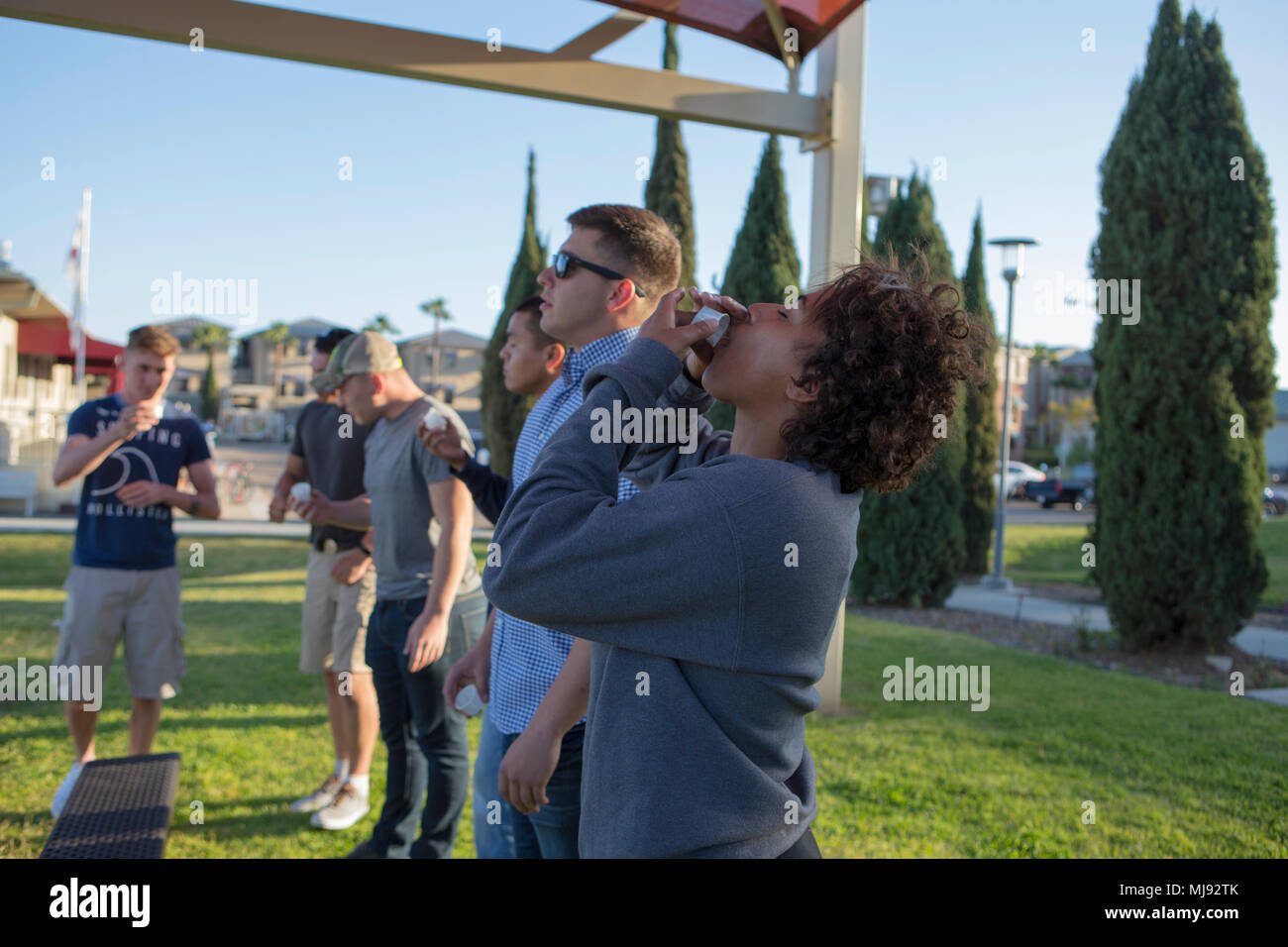 Les membres de participer à un "facteur de peur" à l'assemblée annuelle de l'Unwasted défi guerrier Week-end, organisé par la grande évasion et la Behavioural Health Programme, au Marine Corps Air Station Miramar, Californie, le 20 avril à 23. Au cours du week-end, les membres de Marine Corp Services communautaires et le Miramar Programme marin unique a accueilli plusieurs événements de nature à promouvoir le Mois de la sensibilisation à l'alcool avec des activités commanditées et cadeaux prix encourageant Marines et marins de trouver des alternatives à la consommation d'alcool. "Nous essayons de montrer qu'il y a plusieurs choses que vous pouvez faire pour occuper votre temps et ont toujours f Banque D'Images