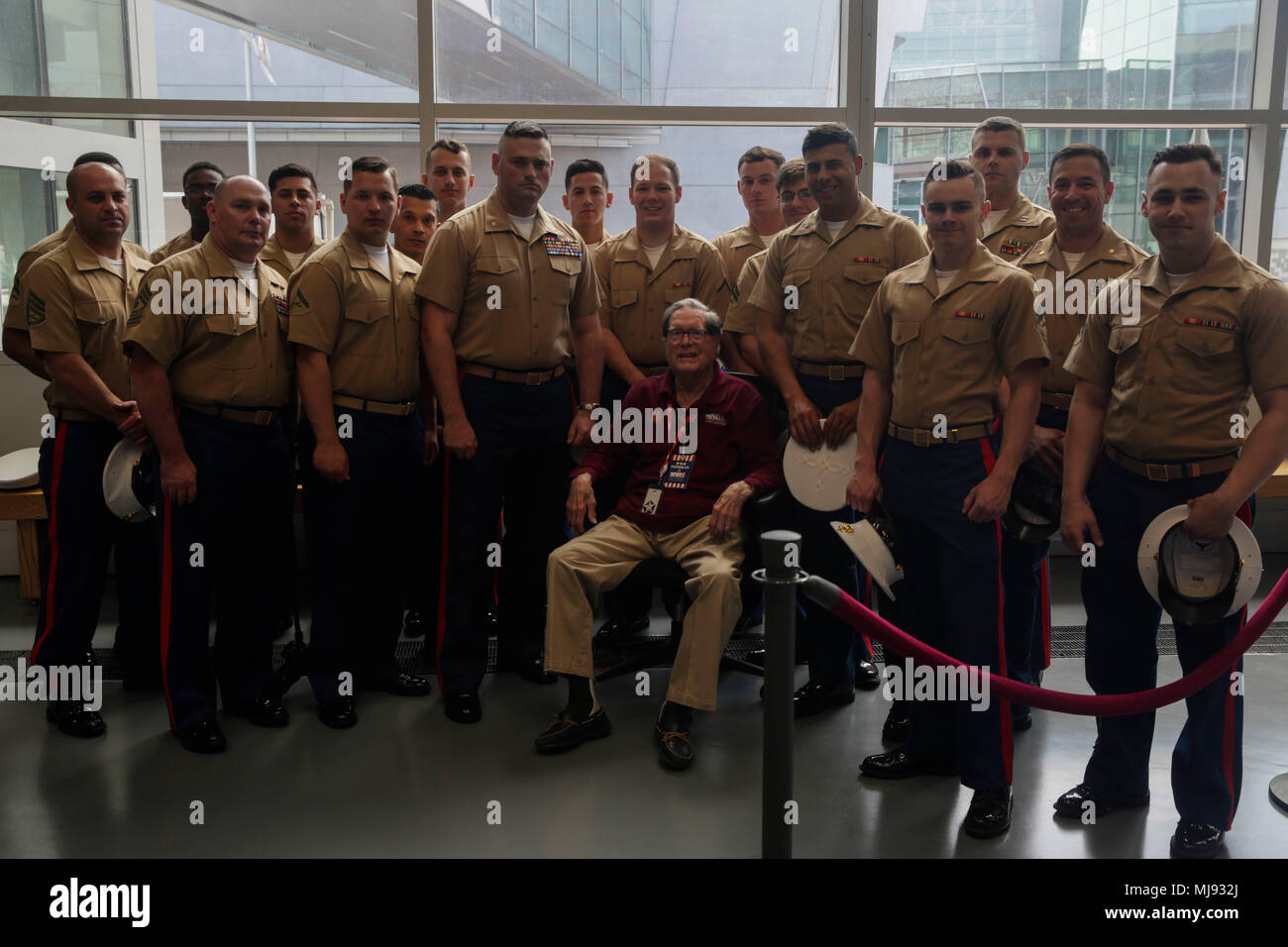 Les Marines américains avec 2D Marine Expeditionary Brigade posent pour une photo de groupe autour de Forrest Villarrubia, un vétéran des marines américains de la DEUXIÈME GUERRE MONDIALE, au cours d'une visite au Musée National de la seconde guerre mondiale à la Nouvelle Orléans, le 24 avril 2018. Les Marines ont eu l'occasion de visiter le Musée National de la SECONDE GUERRE MONDIALE et montrer à la communauté qu'ils sont, ce qu'ils font et comment ils sont engagés à servir notre pays. (U.S. Marine Corps photo par Lance Cpl. Leynard Kyle Plazo) Banque D'Images