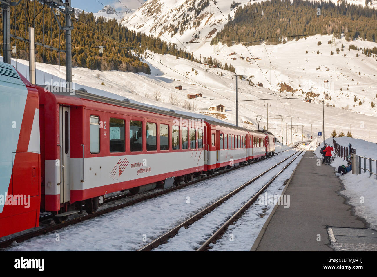 DIENI, SUISSE - Le 9 février 2018 : en attente de leur train sur Dieni gare en Suisse. Train va les prendre via Oberalppass moun Banque D'Images