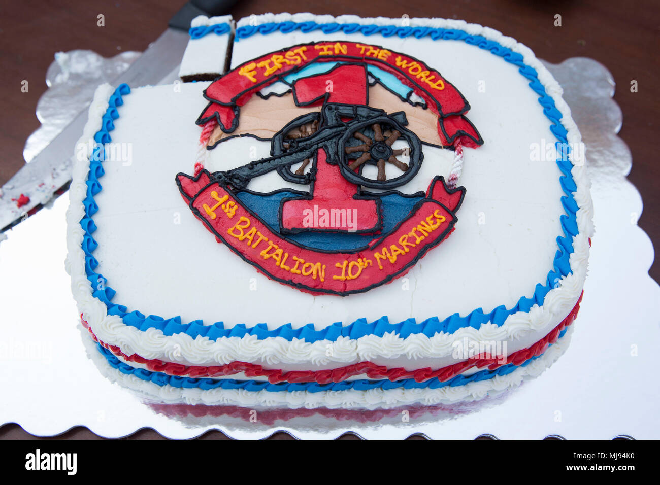 Les Marines Americains Avec 1er Bataillon 10e Regiment De Marines Celebrent Leur 104e Anniversaire Lors D Un Gateau Symbolique Sur Camp Lejeune N C 25 Avril 18 U S Marine Corps Photo Par Lance Cpl