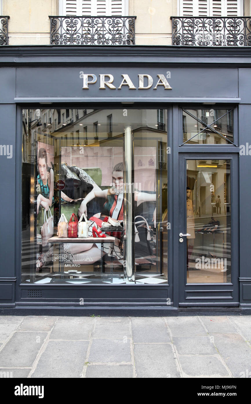 PARIS - 24 juillet : magasin Prada le 24 juillet 2011 à Paris, France.  L'entreprise de mode italienne est présent dans 65 pays avec 250 magasins  mono-marque. Il Photo Stock - Alamy