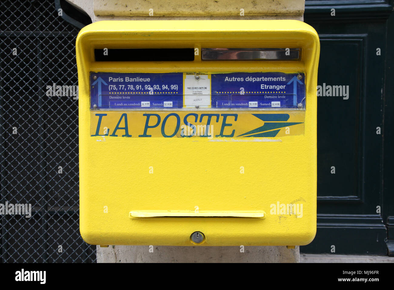 PARIS - 24 juillet : La Poste boite aux lettres le 24 juillet 2011 à Paris,  France. La Poste est le premier employeur avec un effectif total de 300  000. Fondée Photo Stock - Alamy