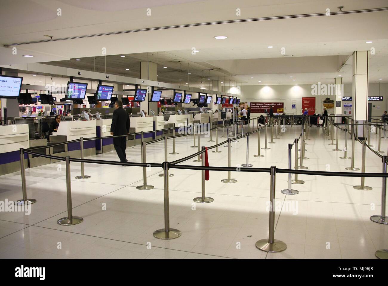 SYDNEY, AUSTRALIE - 15 février 2008 : Les passagers à l'hôtel à l'aéroport de Sydney Kingsford Smith. L'aéroport a traité 327 190 mouvements d'aéronefs dans l'exercice 20 Banque D'Images
