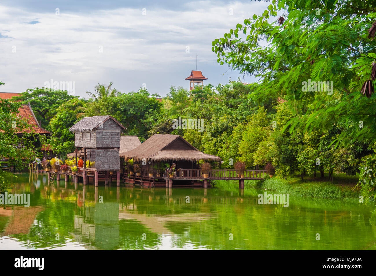 Une maison traditionnelle en bois sur pilotis Khmer reflétée par l'eau du lac magnifique c'est sur. Banque D'Images