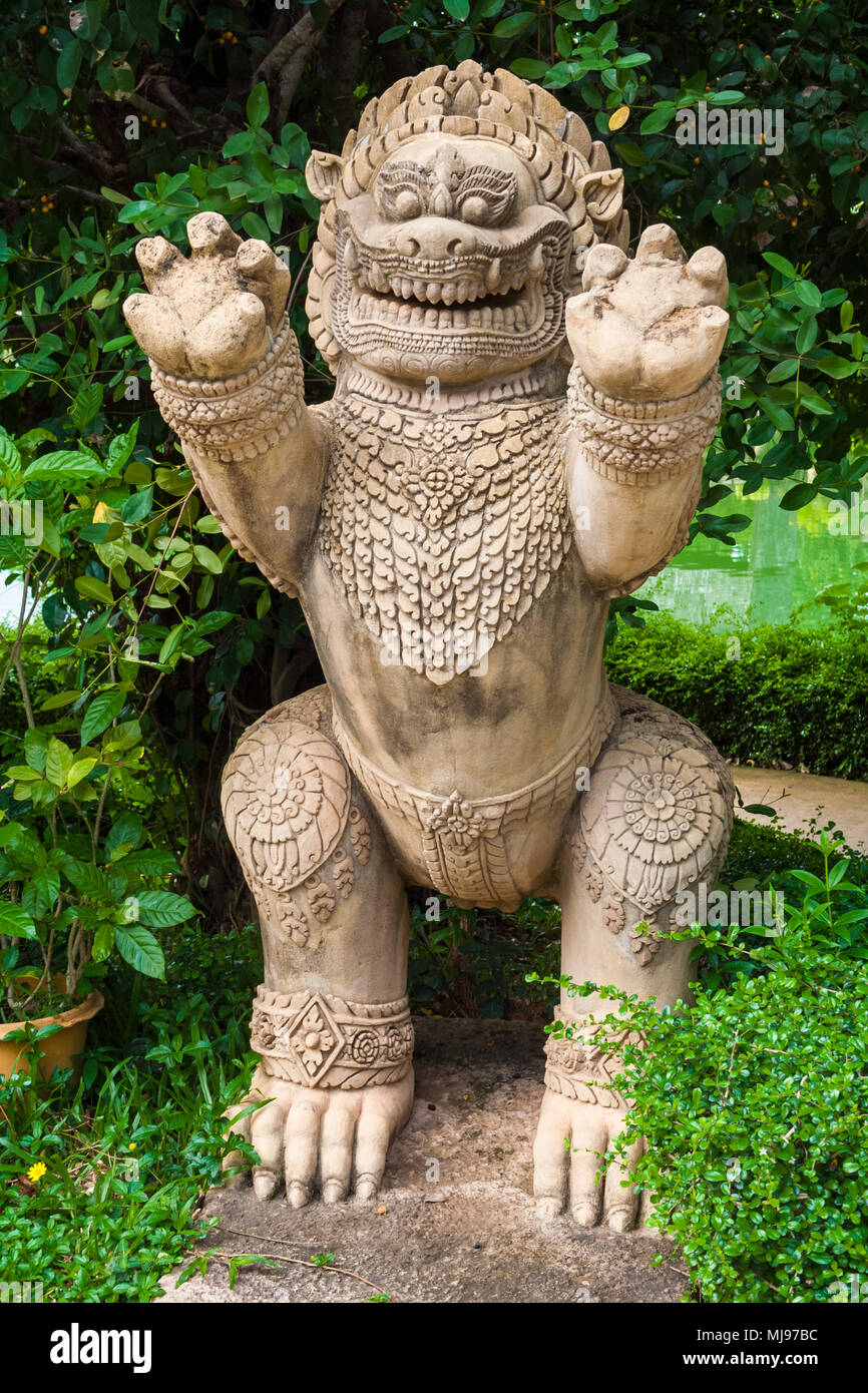 Une réplique d'une statue de lion Khmer debout dans le Village de la culture cambodgienne de Siem Reap, Cambodge. Banque D'Images