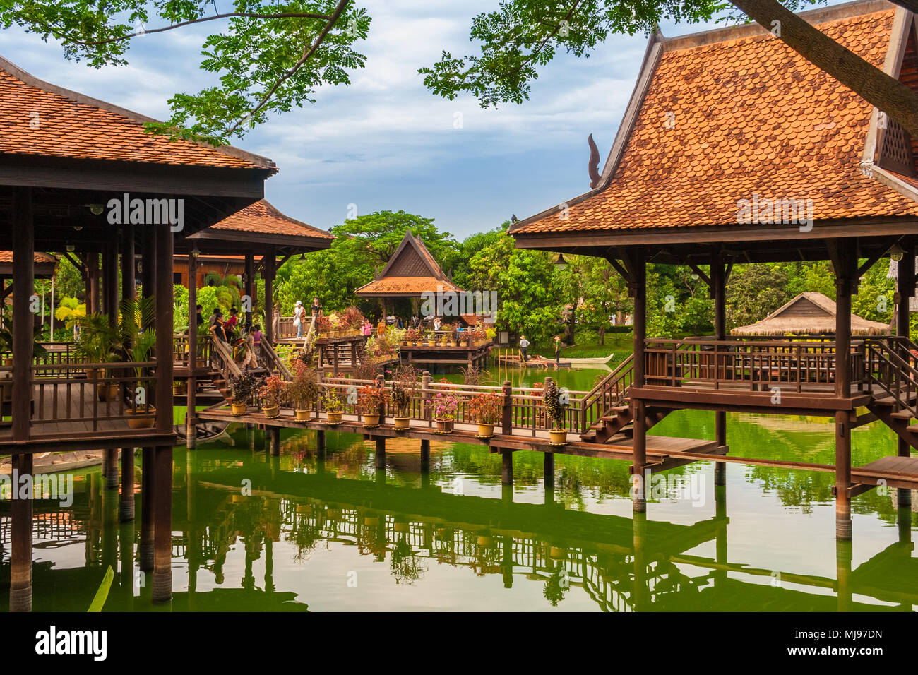 Belle vue sur le village flottant dans le Village de la culture cambodgienne de Siem Reap, Cambodge. Les touristes aiment se promener sur les structures en bois empilé. Banque D'Images