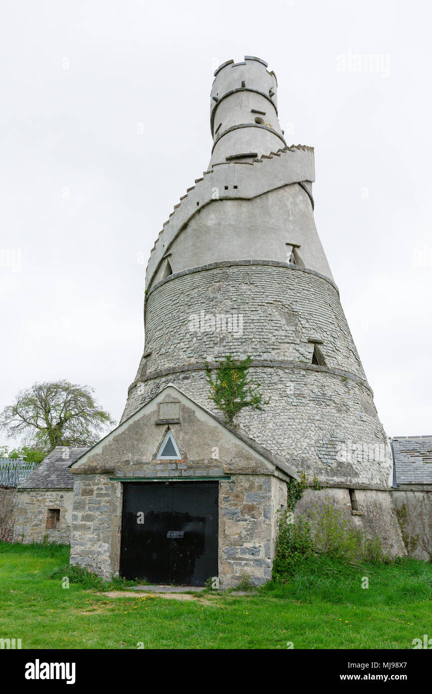 Belle grange est en forme de tire-bouchon tower basé sur la conception d'un magasin de riz indien construire sur le bord de Castletown House Estate, Leixlip, Irlande Banque D'Images