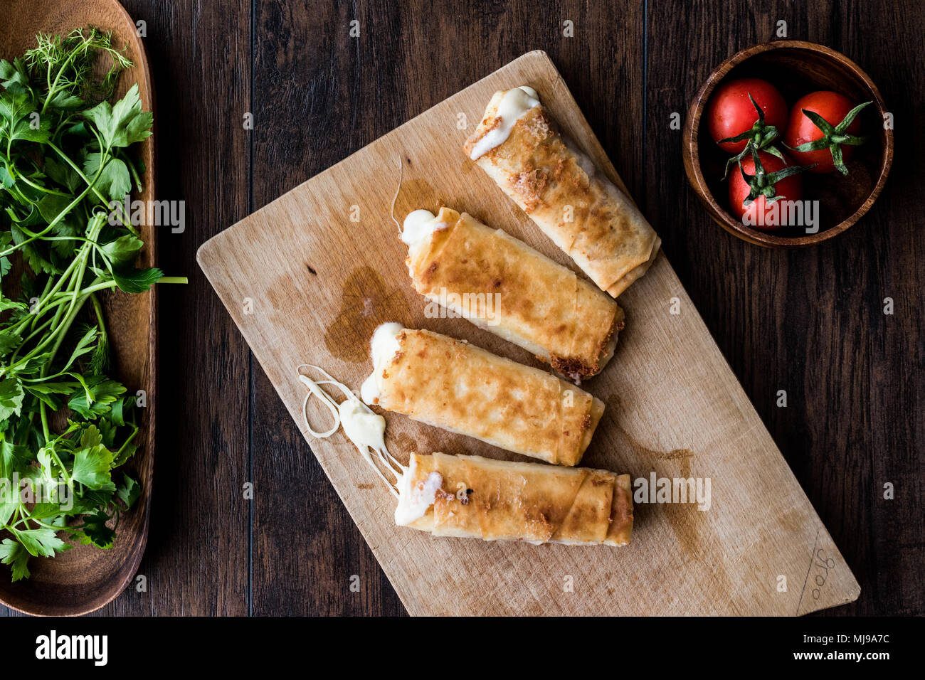 Pacanga Boregi pastirma turc avec cheddar et fromage fondu (). / Pastirmali Borek sur surface en bois Banque D'Images