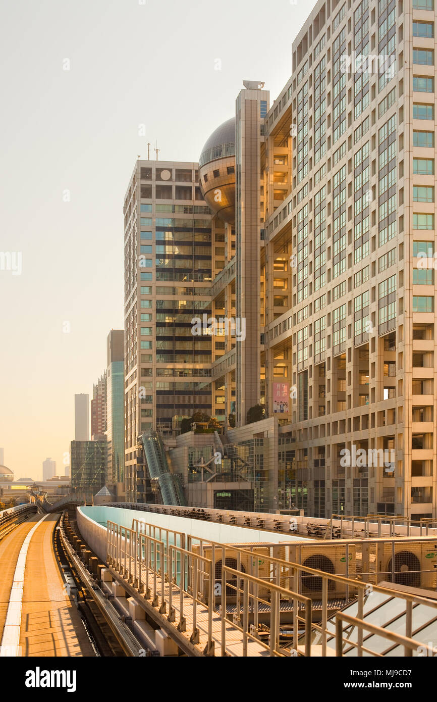 Tokyo, région du Kanto, au Japon - Fuji Television Bâtiment conçu par l'architecte Kenzo Tange dans l'île artificielle d'Odaiba. Banque D'Images