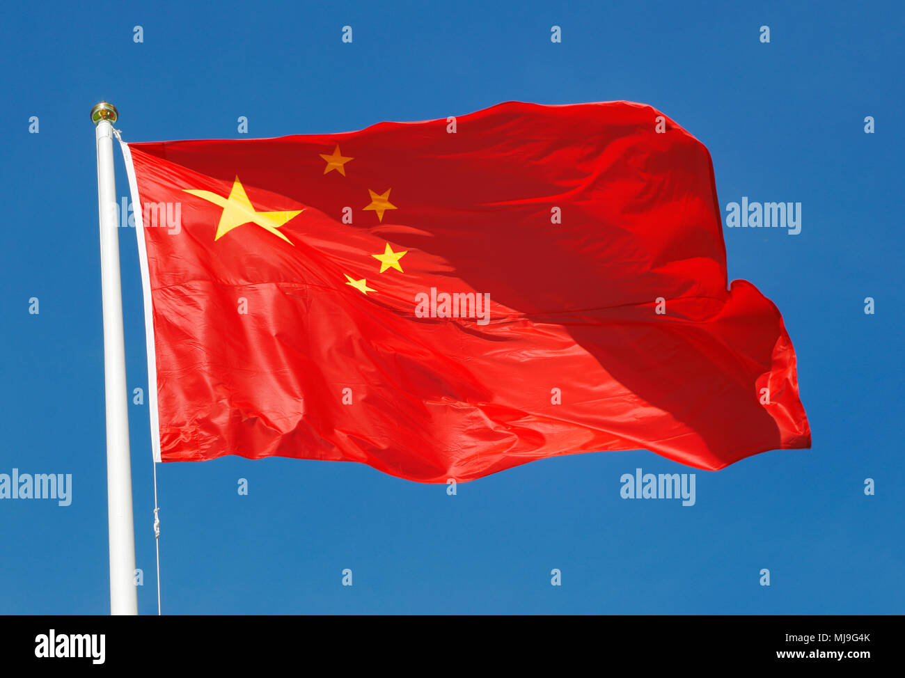 Le drapeau national de la République populaire de Chine sur le ciel bleu. Banque D'Images