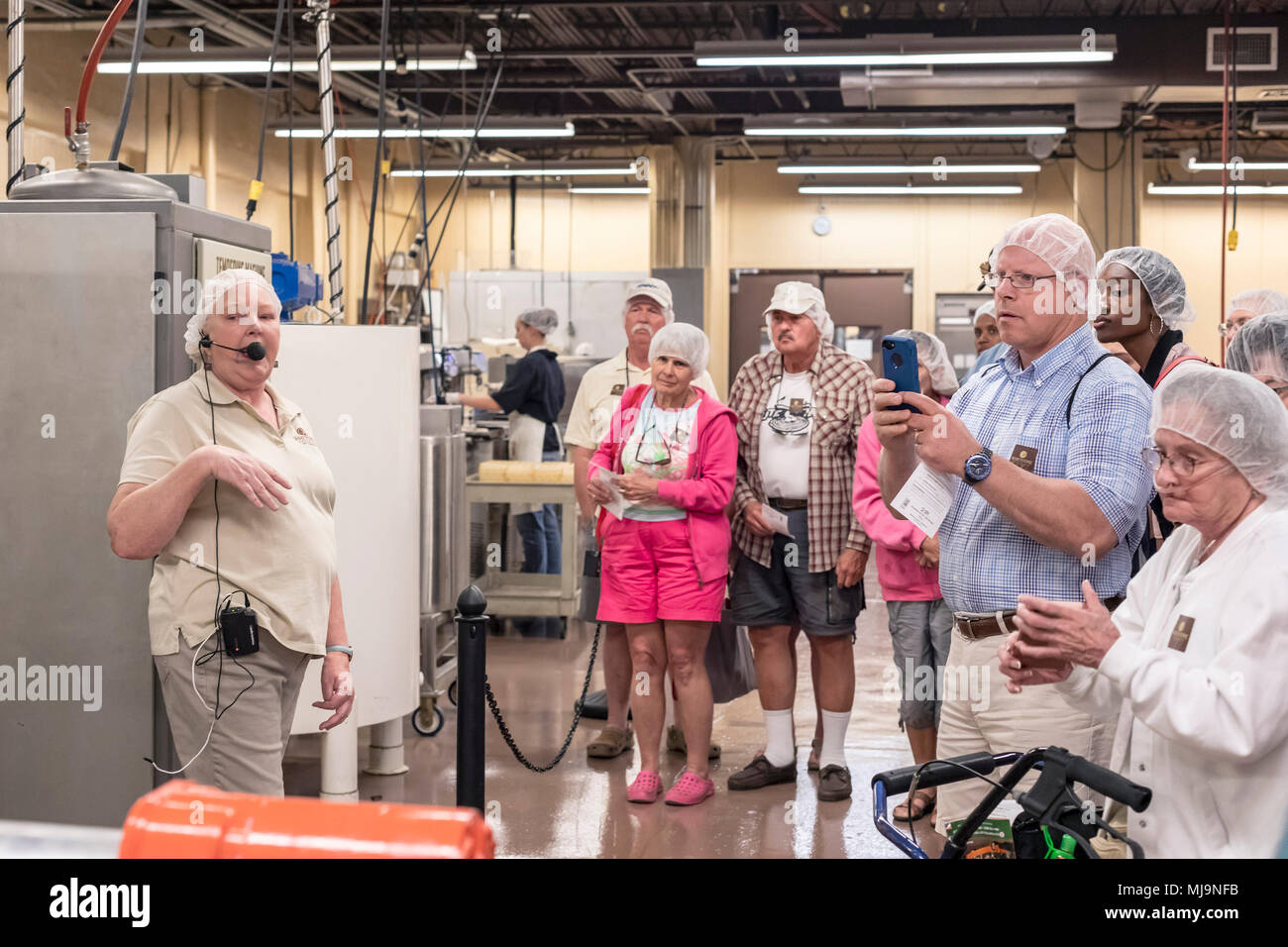St Augustine, Floride - un groupe de touristes visite la fabrique de chocolats de Whetstone. L'entreprise fabrique et vend des chocolats artisanaux à Saint Augustine's histo Banque D'Images