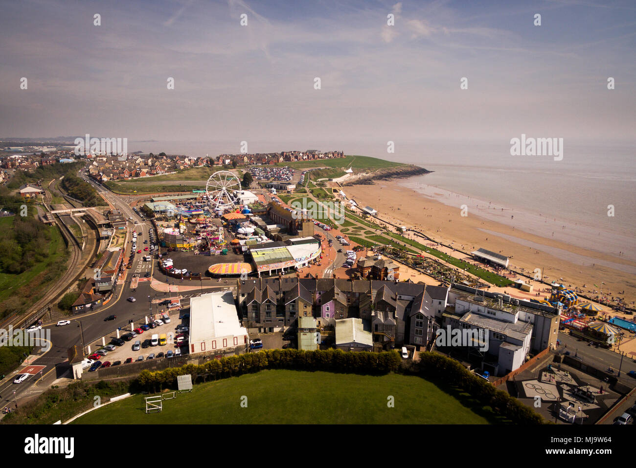 Barry, Pays de Galles, Royaume-Uni : le 21 avril 2018 : Une vue aérienne de la plage de l'île de Barry et des forains Banque D'Images