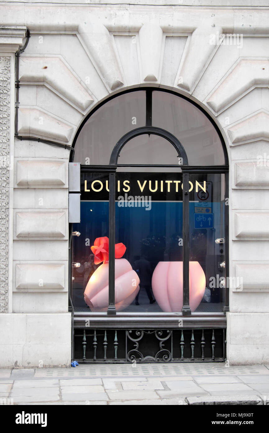 Designer français Louis Vuitton Paris magasin de mode sur Threadneedle Street dans la ville de Londres Royaume-Uni KATHY DEWITT Banque D'Images