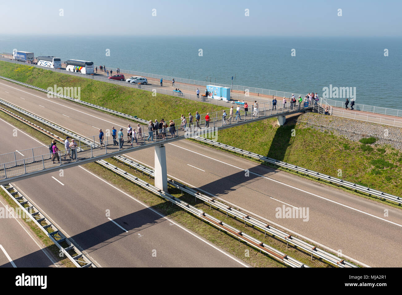 Wieringen, Pays-Bas - 20 Avril 2018 : les touristes à visiter le monument des défilés à l'endroit où l'afsluitdijk est fermé. La digue est e Banque D'Images