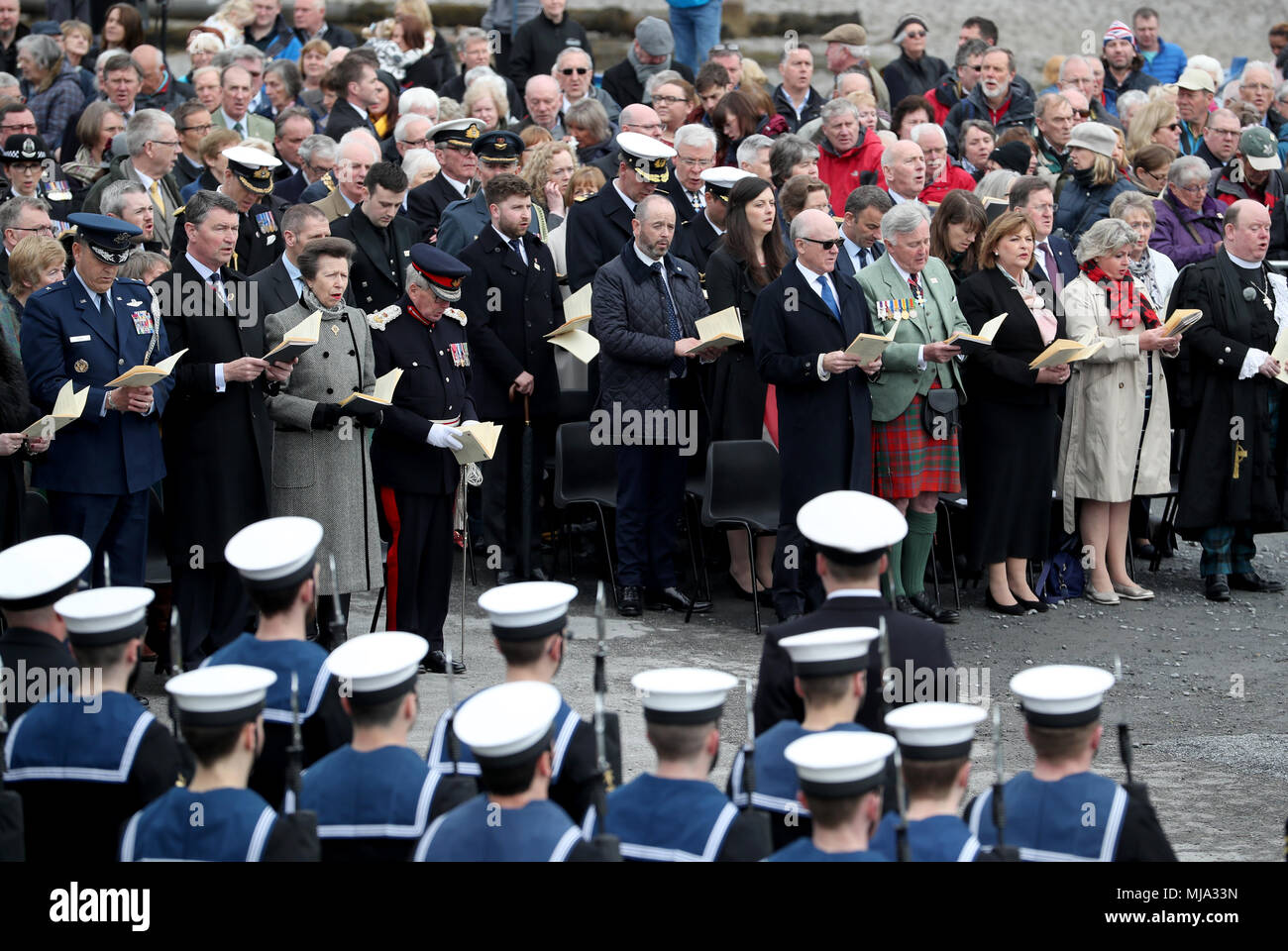 La princesse royale, avec son mari Sir Timothy Laurance (à gauche) et Lord Lieutenant d'Argyll and Bute Patrick Stewart (à droite), au cours d'un service de commémoration au monument aux morts à Port Ellen, Islay, pour environ 700 soldats de la Première Guerre mondiale qui ont perdu la vie à la suite du naufrage du SS Tuscania et HMS Otranto dans les huit premiers mois de l'autre en 1918 au large de la côte de la petite île écossaise. Banque D'Images