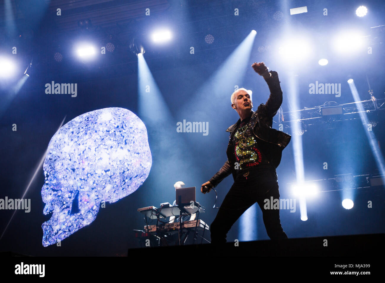 La Norvège, Bergen - 30 avril, 2018. Le groupe de danse allemand Scooter effectue un concert live pendant le We love the 90's Show à Bergenshallen à Bergen. Ici le chanteur H.P. Baxxter est vu sur scène. (Photo crédit : Gonzales Photo - Jarle H. MEO). Banque D'Images