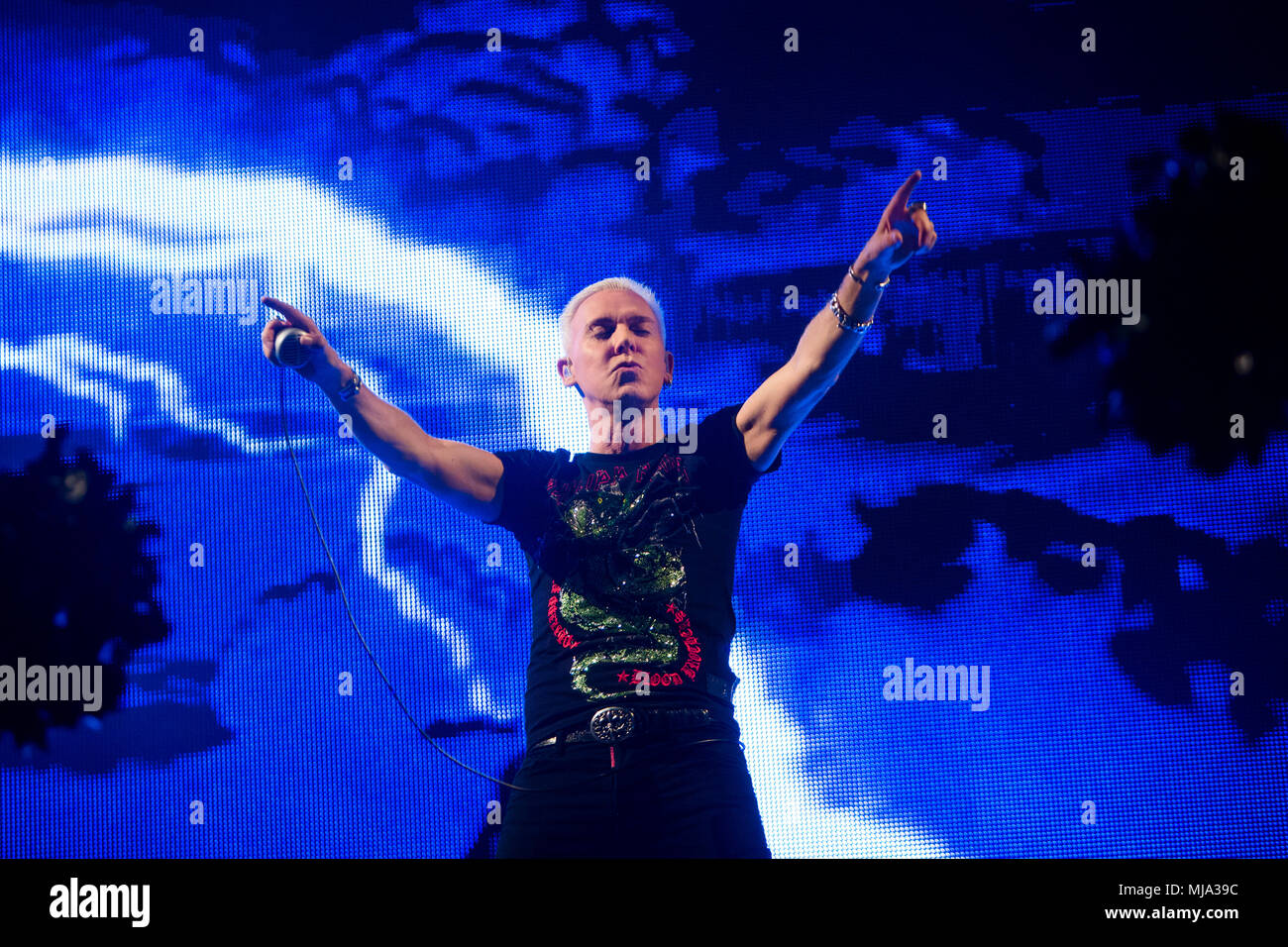 La Norvège, Bergen - 30 avril, 2018. Le groupe de danse allemand Scooter effectue un concert live pendant le We love the 90's Show à Bergenshallen à Bergen. Ici le chanteur H.P. Baxxter est vu sur scène. (Photo crédit : Gonzales Photo - Jarle H. MEO). Banque D'Images