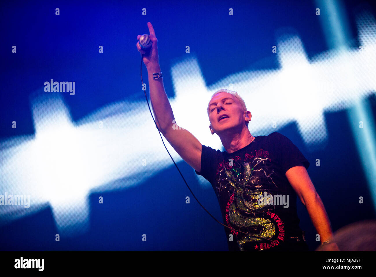 La Norvège, Bergen - 30 avril, 2018. Le groupe de danse allemand Scooter effectue un concert live pendant le We love the 90's Show à Bergenshallen à Bergen. Ici le chanteur H.P. Baxxter est vu sur scène. (Photo crédit : Gonzales Photo - Jarle H. MEO). Banque D'Images