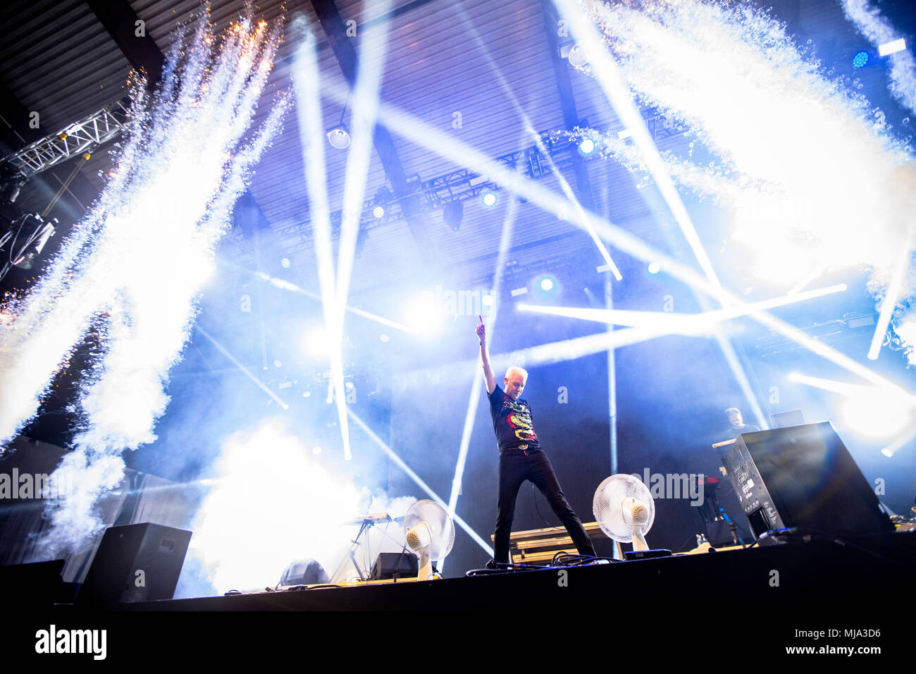 La Norvège, Bergen - 30 avril, 2018. Le groupe de danse allemand Scooter effectue un concert live pendant le We love the 90's Show à Bergenshallen à Bergen. Ici le chanteur H.P. Baxxter est vu sur scène. (Photo crédit : Gonzales Photo - Jarle H. MEO). Banque D'Images