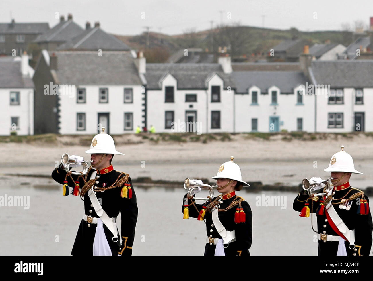 Les joueurs de clairon les Royal Marines pendant un service commémoratif au monument commémoratif de guerre à Port Ellen, Islay, pour environ 700 soldats de la Première Guerre mondiale qui ont perdu la vie à la suite du naufrage du SS Tuscania et HMS Otranto dans les huit premiers mois de l'autre en 1918 au large de la côte de la petite île écossaise. Banque D'Images