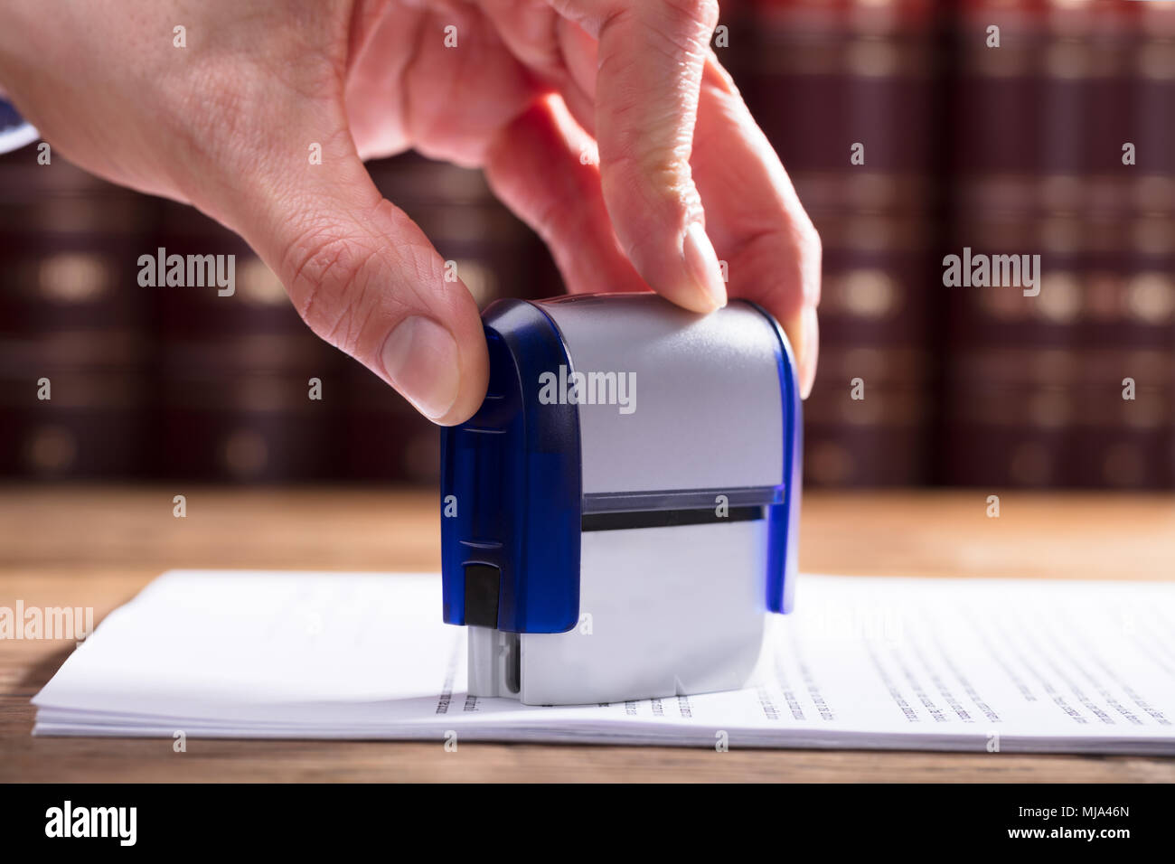 Close-up d'une main du juge d'audience dans le document d'estampage Banque D'Images