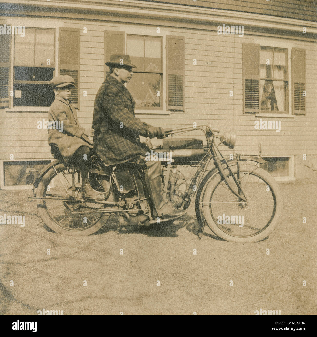 Meubles anciens c1908 photo, garçon et père avec Indian Motorcycle. Emplacement inconnu, probablement la Nouvelle Angleterre, USA. SOURCE : tirage photographique original. Banque D'Images