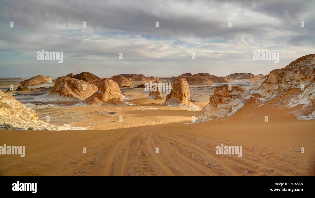 Panorama de l'El-Agabat Valley dans le désert blanc, le Sahara, l'Egypte Banque D'Images