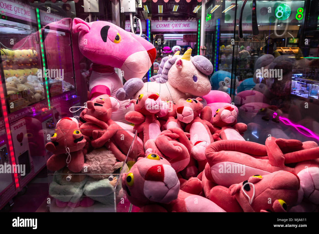 Jouets poupées en peluche de la panthère rose à l'intérieur d'une machine à pince Banque D'Images