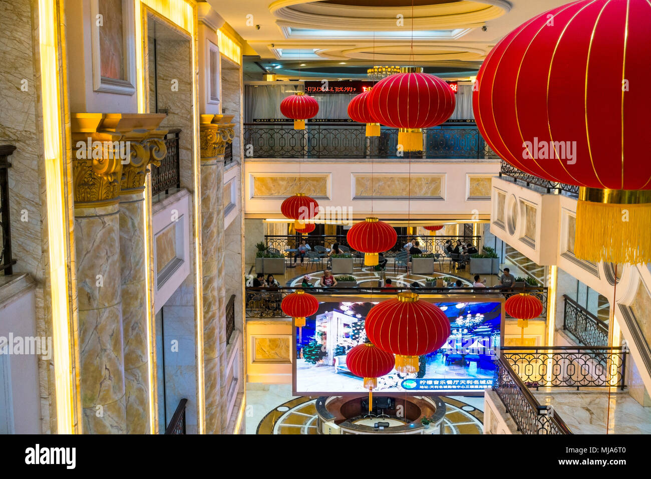 Immeuble de bureaux de luxe sur le thème de la Chine et du centre commercial, avec des lanternes chinoises rouge Banque D'Images