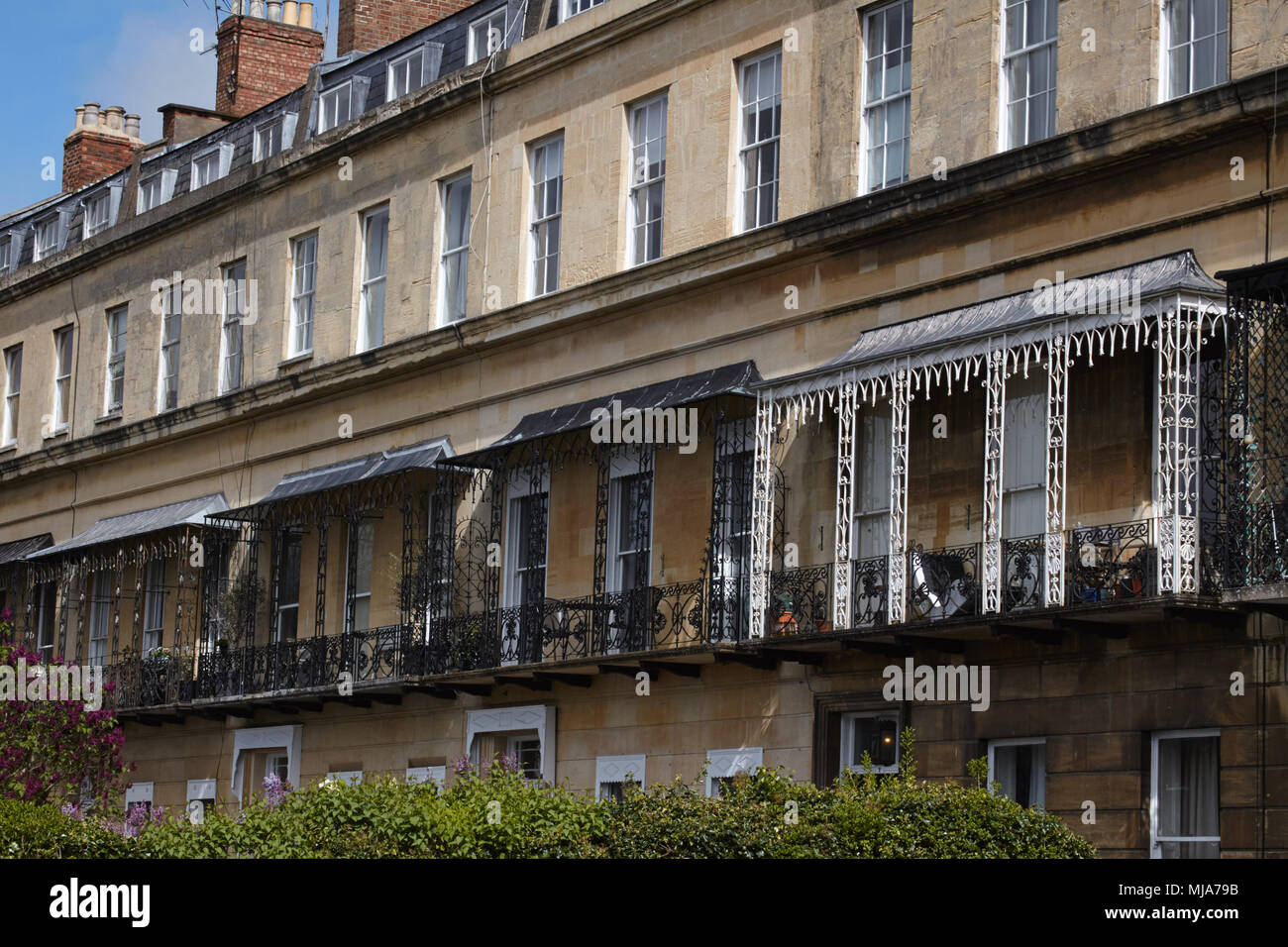 Fenêtres et balcons en terrasses de regency propriétés. Suffolk Square, Cheltenham, Gloucestershire. Banque D'Images