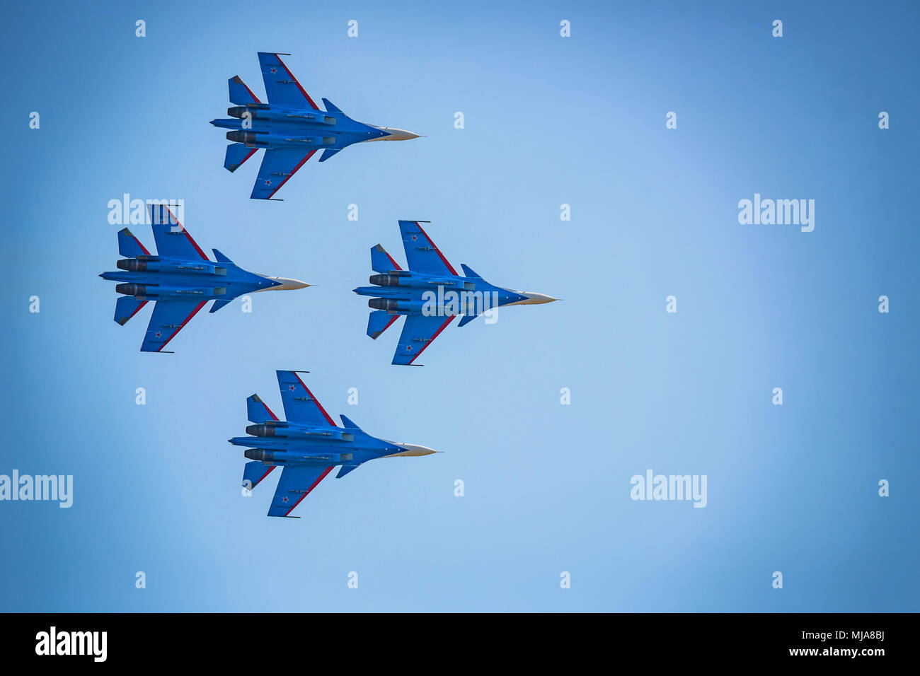 ROSTOV-SUR-Don, Russie - AOÛT, 2017 : Su-30 de l'équipe de Chevaliers russes Banque D'Images