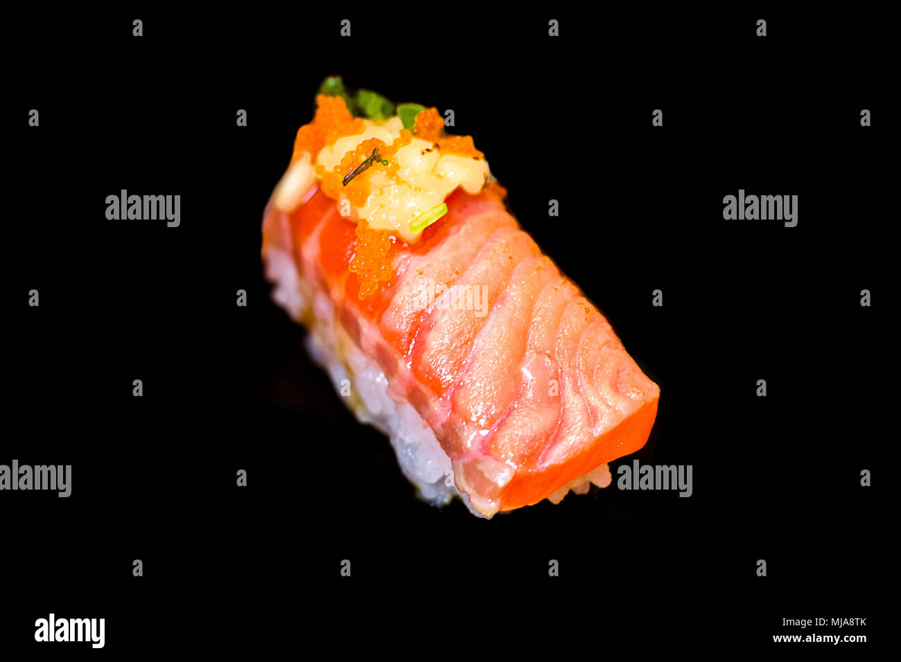 Set à Sushi sashimi et sushi rolls servi sur ardoise noire avec fond blanc.Close Up.clipping path Banque D'Images