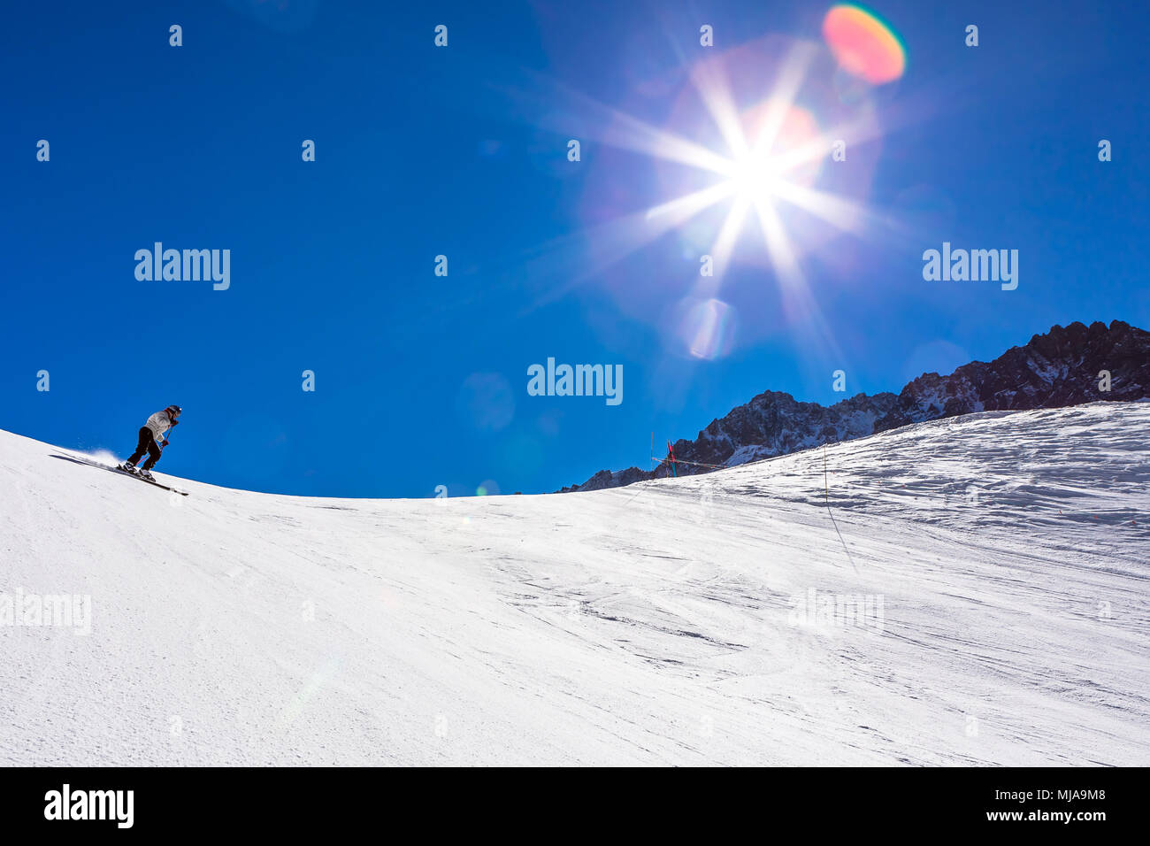 Ski au Chili lors d'une journée ensoleillée avec beaucoup de neige. L'Amérique du Sud. Banque D'Images