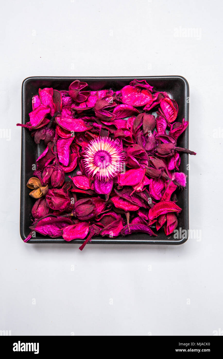 Pot-pourri rose pétales de fleurs séchées Photo Stock - Alamy