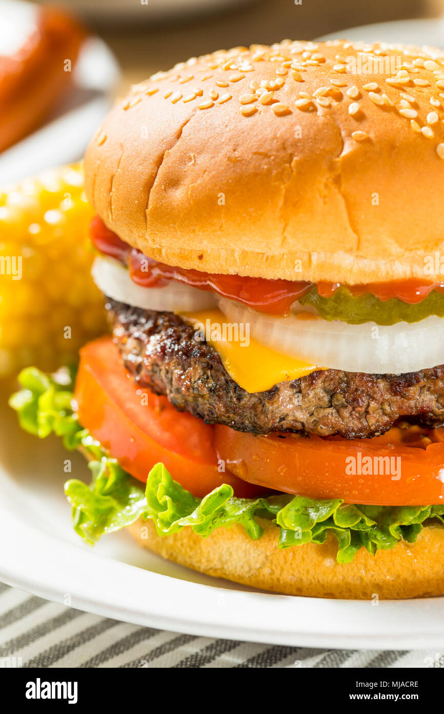 Memorial Day Backyard Babecue avec repas Hamburgers Hot dog Salades et frites Banque D'Images
