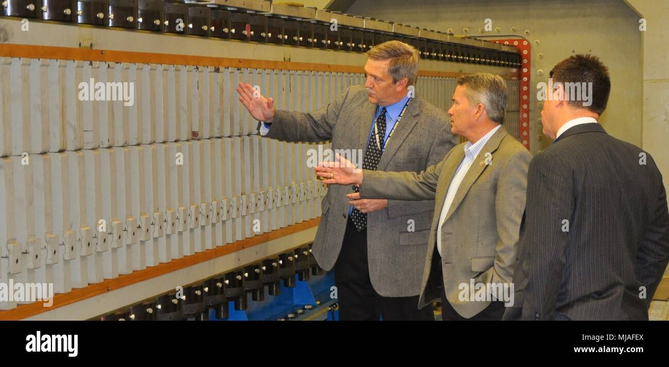 DAHLGREN, en Virginie (24 avril 2018) - U.S. Rep. Jody Hice, (R-Ga), centre, traite de la construction du laboratoire railgun avec Chester Petry, électromagnétique railgun conduire ingénieur système chez Naval Surface Warfare Center Dahlgren Division (NSWCDD). Petry décrit sa construction après le membre du congrès a été témoin de l'incendie un lanceur railgun ronde expérimental à l'NSWCDD Potomac Gamme d'essai. Tout au long de sa tournée des installations, NSWCDD - Hice un House Armed Services Committee Member - vu la commande d'une capacité accrue pour développer et intégrer les systèmes de guerre complexe, y compris la capacité d'intégrer Banque D'Images