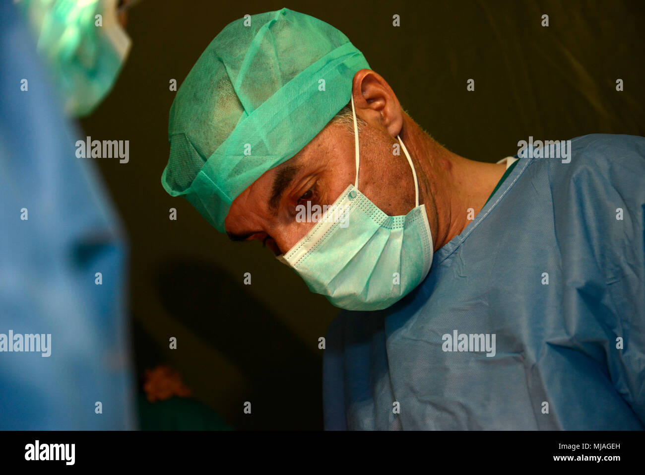 Le lieutenant-colonel Ahmed Khadir, un chirurgien de l'Armée royale marocaine, effectue un retrait de la vésicule biliaire au cours de la chirurgie de l'assistance humanitaire d'exercice civique composant African Lion 2018 dans Bounaamane, Maroc, le 22 avril 2018. Lion d'Afrique de l'exercice 18 est un chef d'état-major interarmées, parrainé par l'Africom Service, U.S. Marine Corps Forces canadiennes en Europe et l'Afrique, dirigée par l'exercice interarmées et interalliées menées dans le Royaume du Maroc. Lion d'Afrique offre une occasion d'améliorer l'interopérabilité et la coopération tout en démontrant le lien militaire forte qui existe entre t Banque D'Images