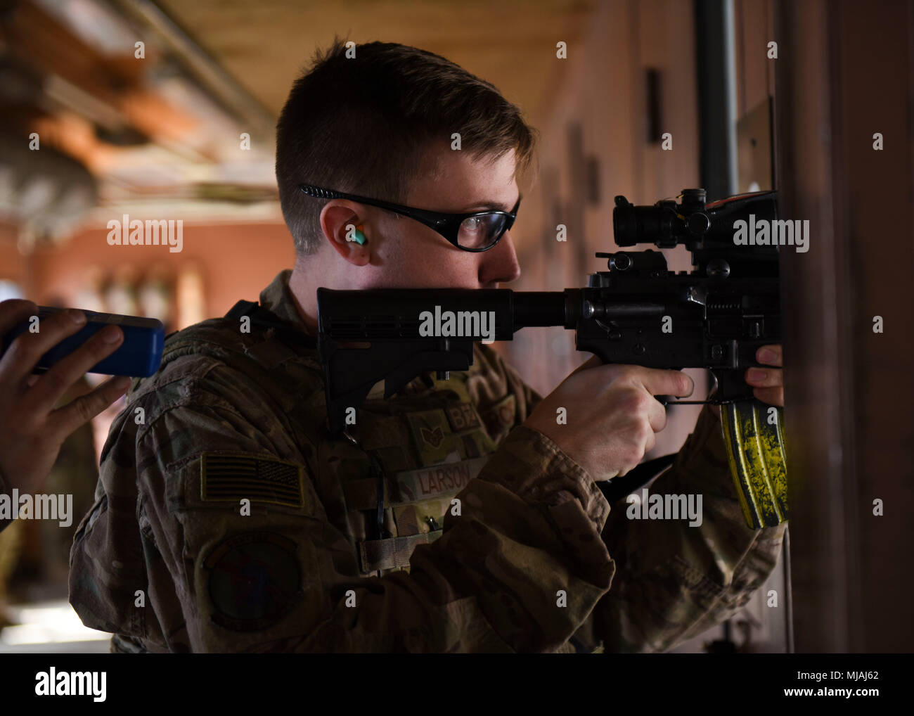 Le s.. Anthony Larson, 5e Escadron des Forces de sécurité de l'application de la loi 24 le sergent, une carabine M4 au cours de la 5ème ESF Defender défi à la base aérienne de Minot, Dakota du Nord, le 21 avril 2018. Au cours de ce défi, les aviateurs se faisaient concurrence dans un M4 et pistolet Beretta M9, de la concurrence et un combatives de 1,5 mile run. (U.S. Air Force photo par un membre de la 1re classe Alyssa M. Akers) Banque D'Images