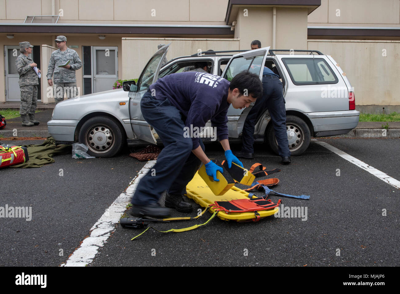 Kento Atari, 374e Escadron de génie civile, pompiers récupère la planche dorsale avant l'extraction du patient au cours d'un exercice d'intervention médicale d'urgence à Yokota Air Base, Japon, le 24 avril 2018. L'exercice a pour but d'évaluer la réponse et rôles de la 374e du groupe médical de techniciens médicaux, 374 patrouilleurs SFS et 374e Escadron de génie civile pompiers jouer dans la réponse aux urgences médicales. (U.S. Air Force photo par un membre de la 1re classe Matthew Gilmore) Banque D'Images