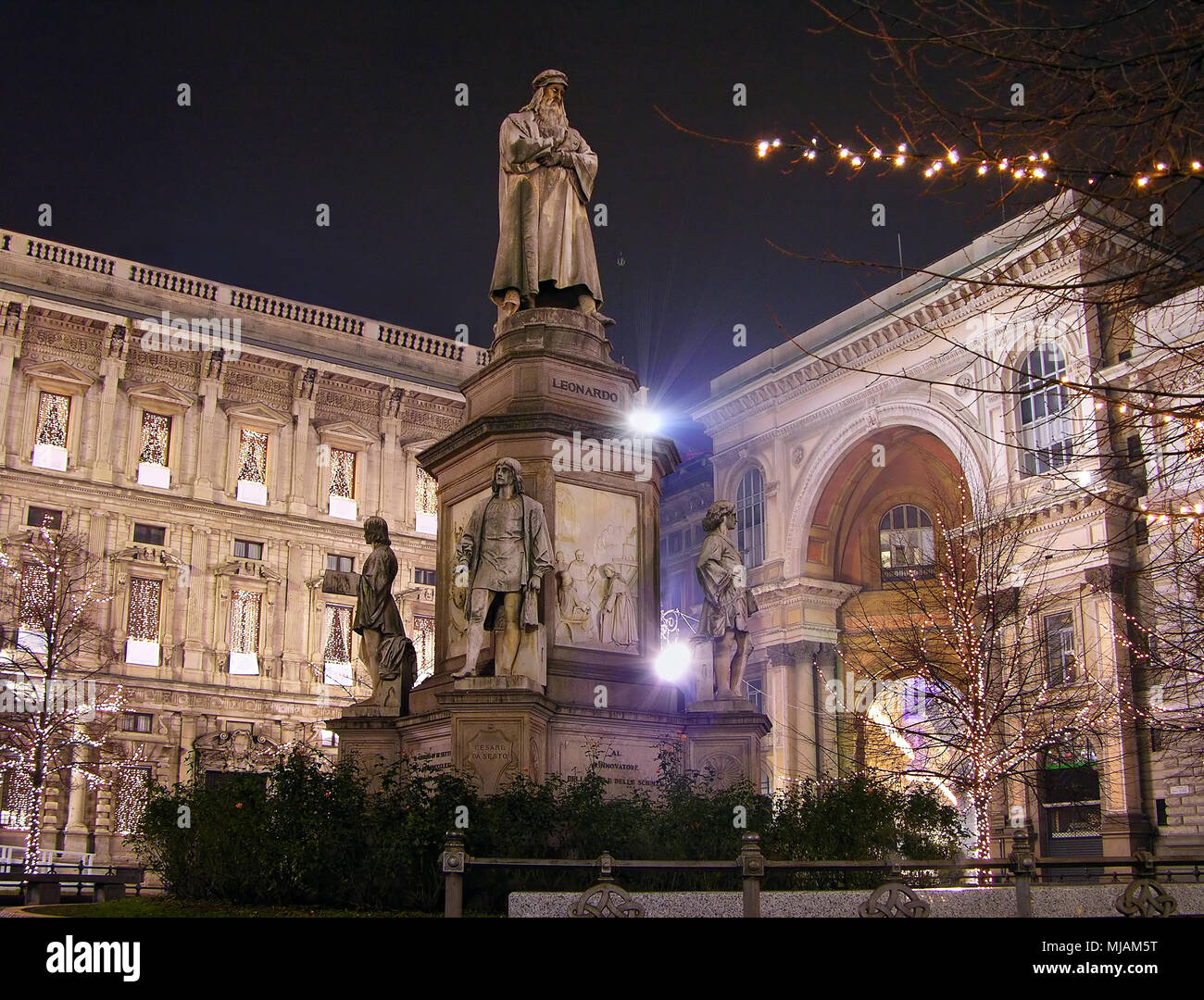 Leonardo's monument sur la Piazza Della Scala la nuit, Milan, Italie Banque D'Images