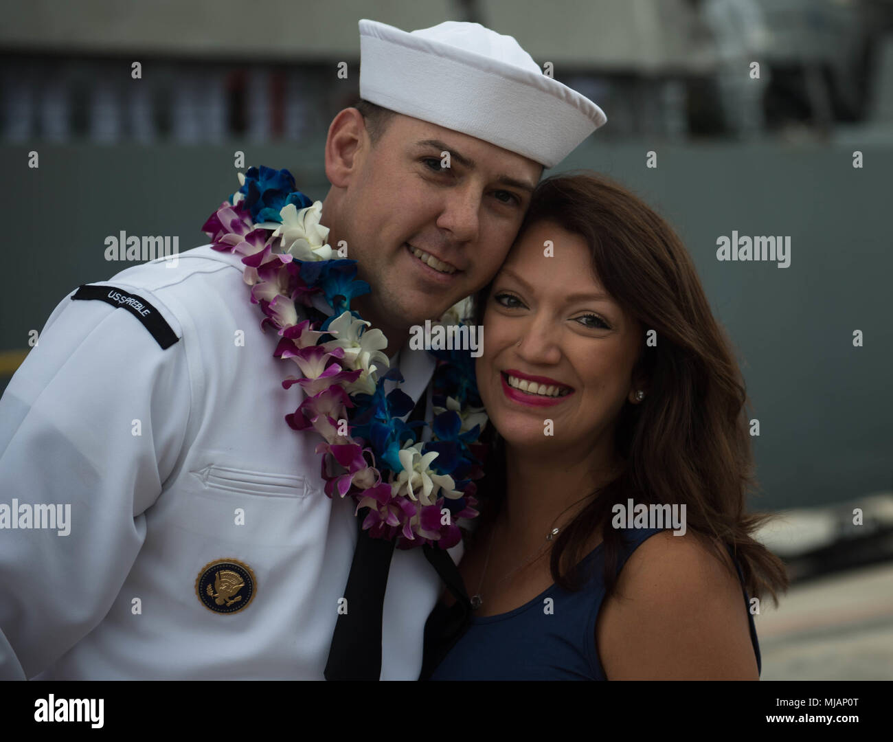 180427-N-AV234-0503 PEARL HARBOR (avr. 27, 2018) Technicien Cryptologic (entretien) 1re classe Jonathan Toune affecté à la classe Arleigh Burke destroyer lance-missiles USS Preble (DDG 88) pose avec sa femme pendant une fin de semaine à une base commune dans Harbor-Hickam Pearl Pearl Harbor, Hawaï, après la réussite d'un déploiement de sept mois au 5e et 7e flotte domaines de responsabilité. Pendant le déploiement, Preble menée la sécurité, la stabilité et la liberté de navigation des opérations tout au long de la mer d'Oman, de l'Indopacifique, et les eaux environnantes (U.S. Photo de la marine par la communication de masse Banque D'Images