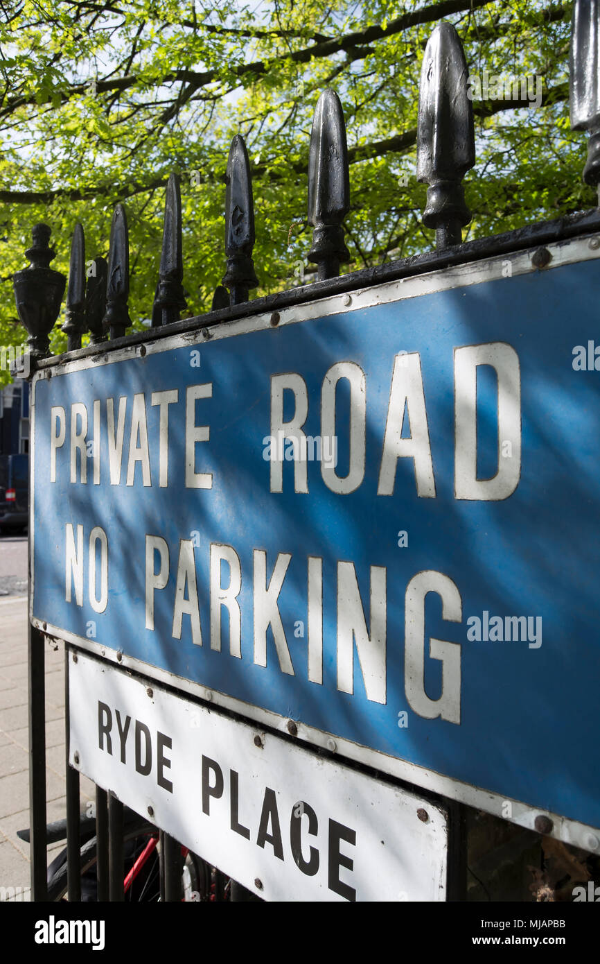 Chemin privé no parking sign in London, Middlesex, Angleterre Banque D'Images