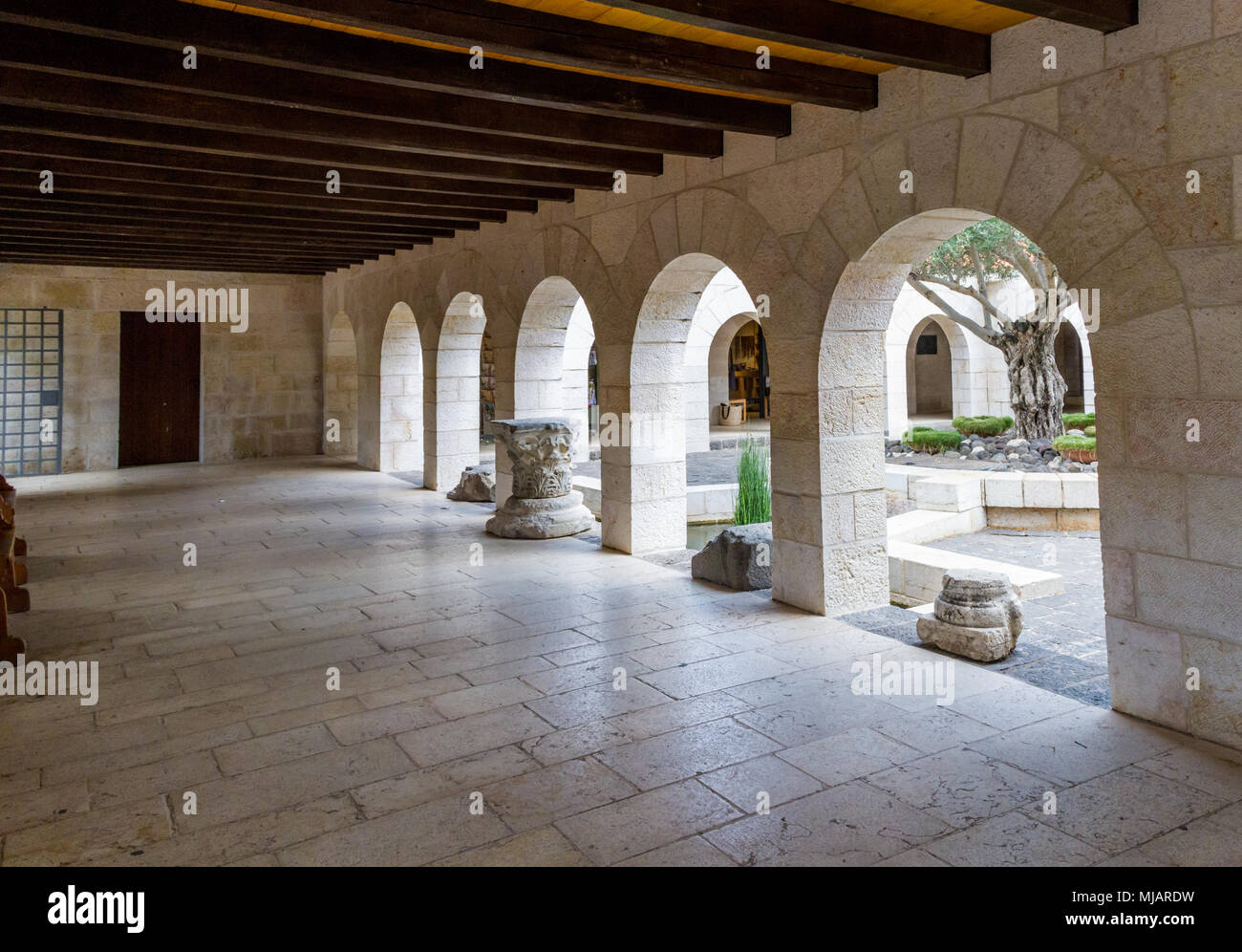 Intérieur de l'église de la multiplication des pains et des poissons, église catholique romaine sur la rive de la mer de Galilée à Tabgha, Israël Banque D'Images