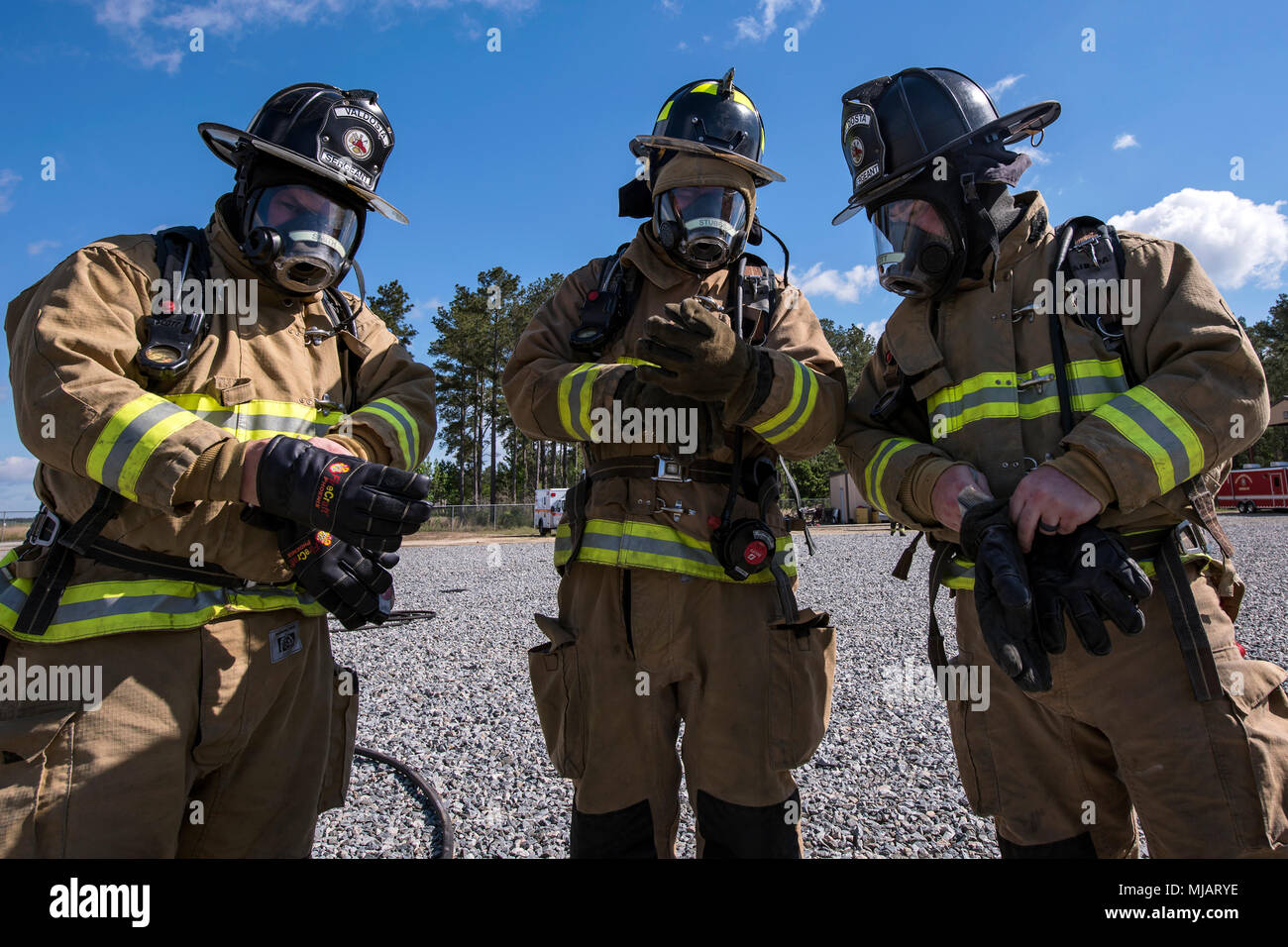 Les pompiers du service des incendies de Valdosta (VFD) mis sur leur équipement avant de l'entraînement au tir réel, le 25 avril 2018, à Moody Air Force Base, Ga. Les pompiers du 23e Escadron de génie civil et de la VD ont participé à la formation d'acquérir plus d'expérience la lutte contre les incendies d'aéronefs et de travailler ensemble comme une équipe homogène tout en pratiquant des techniques de lutte contre les incendies appropriée et sûre. (U.S. Air Force photo par un membre de la 1re classe Eugene Oliver) Banque D'Images