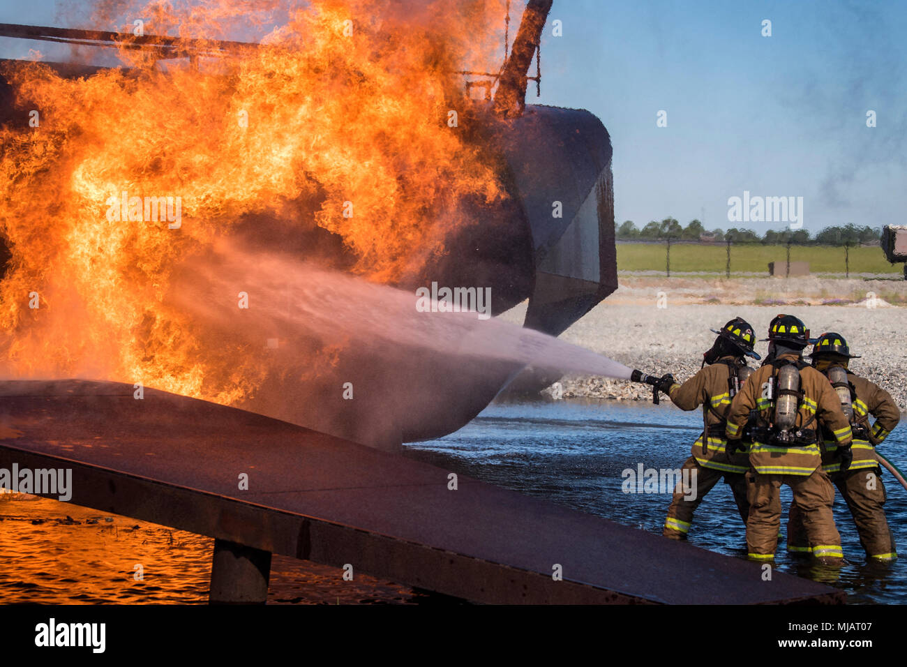 Les pompiers du service des incendies de Valdosta (VFD) éteindre un incendie d'aéronefs au cours de l'entraînement au tir réel, le 25 avril 2018, à Moody Air Force Base, Ga. Les pompiers du 23e Escadron de génie civil et de la VD ont participé à la formation d'acquérir plus d'expérience la lutte contre les incendies d'aéronefs et de travailler ensemble comme une équipe homogène tout en pratiquant des techniques de lutte contre les incendies appropriée et sûre. (U.S. Air Force photo par un membre de la 1re classe Eugene Oliver) Banque D'Images